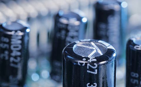 哪些材料會影響超級電容器的性能？